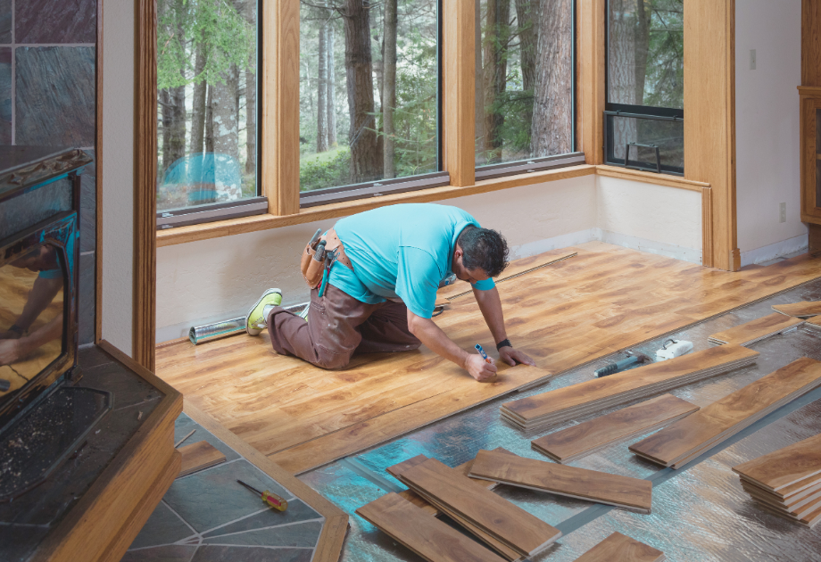 a cuts and fits wooden floor boards